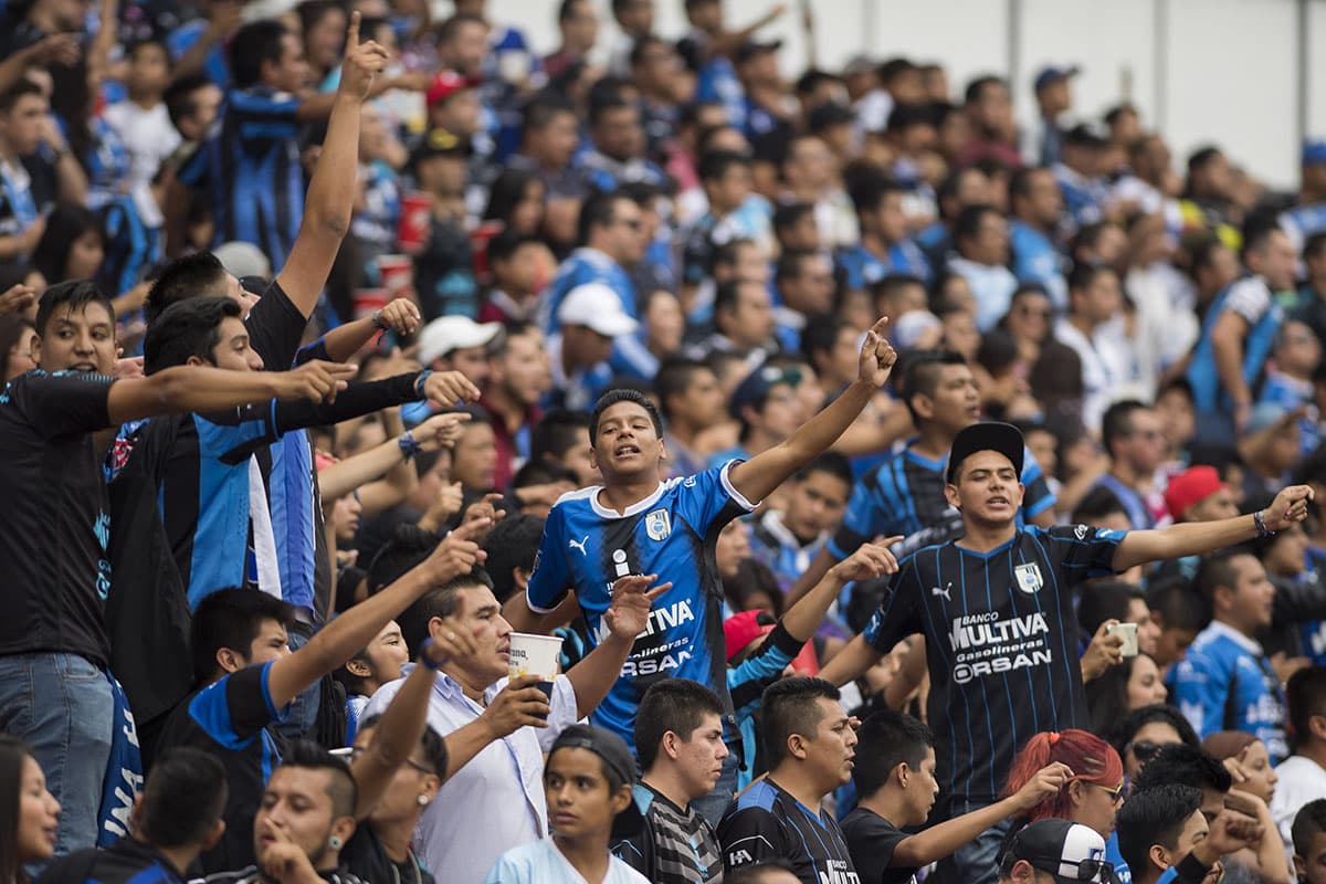 Los fanáticos de Querétaro celebran la victoria sobre Pachuca para quedar con 4 puntos en la tabla general del Apertura 2018 de la Liga MX.