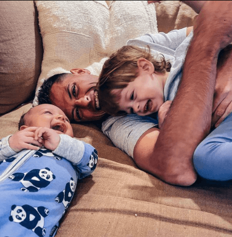 Sin embargo ‘Chicharito’, en un posteo por año nuevo, destacó ‘¡Nació Nala! Que fue capaz de volverme a hacer sentir ese amor incondicional imposible de escribir aquí. Y que llegó a complementar el equipazo con Sarah y el cachetón’.