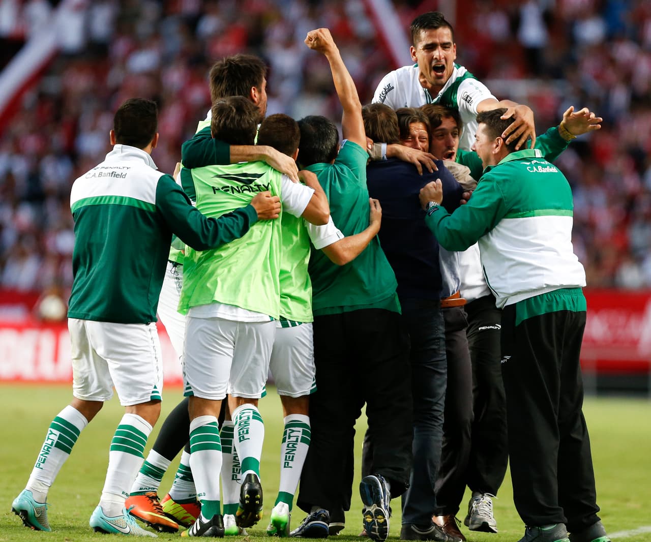 Una temporada después el ‘pelado’ sorprendería en la División B con un equipo dinámico, rápido y muy ofensivo el cual terminó primero en la tabla general para ganarse el ascenso al máximo circuito.