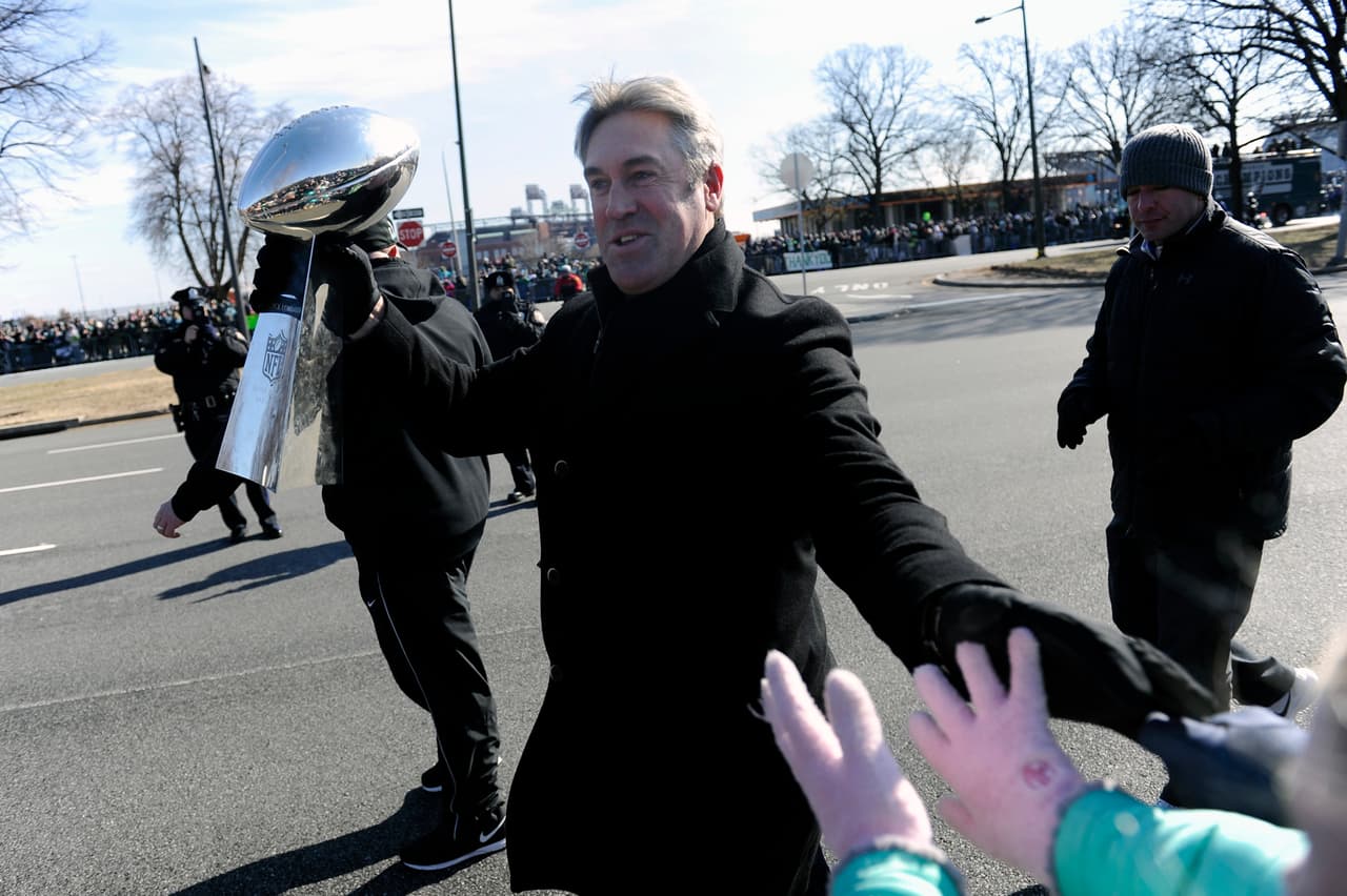 Doug Pederson, head coach del equipo, hizo su entrada triunfal con el trofeo del Super Bowl camino al bus que los llevaría en el recorrido.