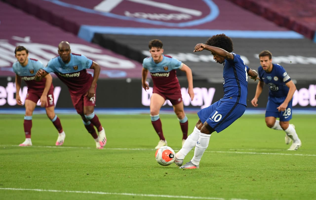 Willian adelantó a los visitantes al 42’ por la vía penal. Parecía que el estreno del nuevo jersey traería suerte para los de Frank Lampard.