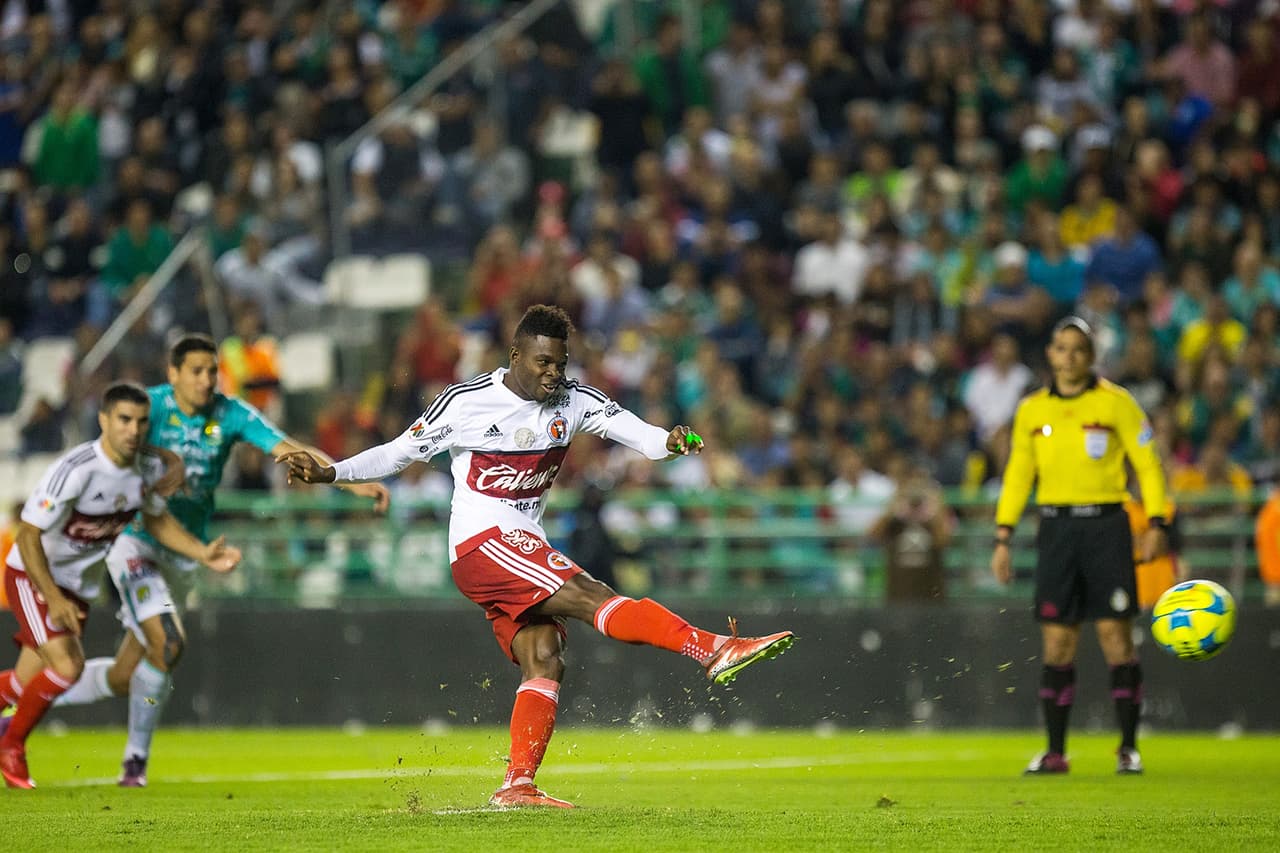 La jugada del 4-1 de Xolos al León es una muestra de que Avilés Hurtado está jugando mejor que Dayro Moreno. Hizo tres cuartos de gol y, sin egoismos,
<a href="http://www.univision.com/deportes/futbol/liga-mx/fulminante-cotragolpe-que-paul-arriola-aprovecha-para-el-4-1-video#rel" target="_blank">se la cedió a Paul Arriola que estaba mejor colocado</a>. Es la segunda semana consecutiva del colombiano en este TOP.
