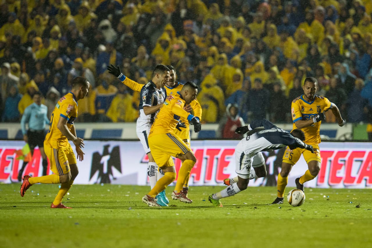 Durante la segunda mitad la intensidad no disminuyó. Si bien no cayeron más goles, las jugadas de peligro continuaron llegando.