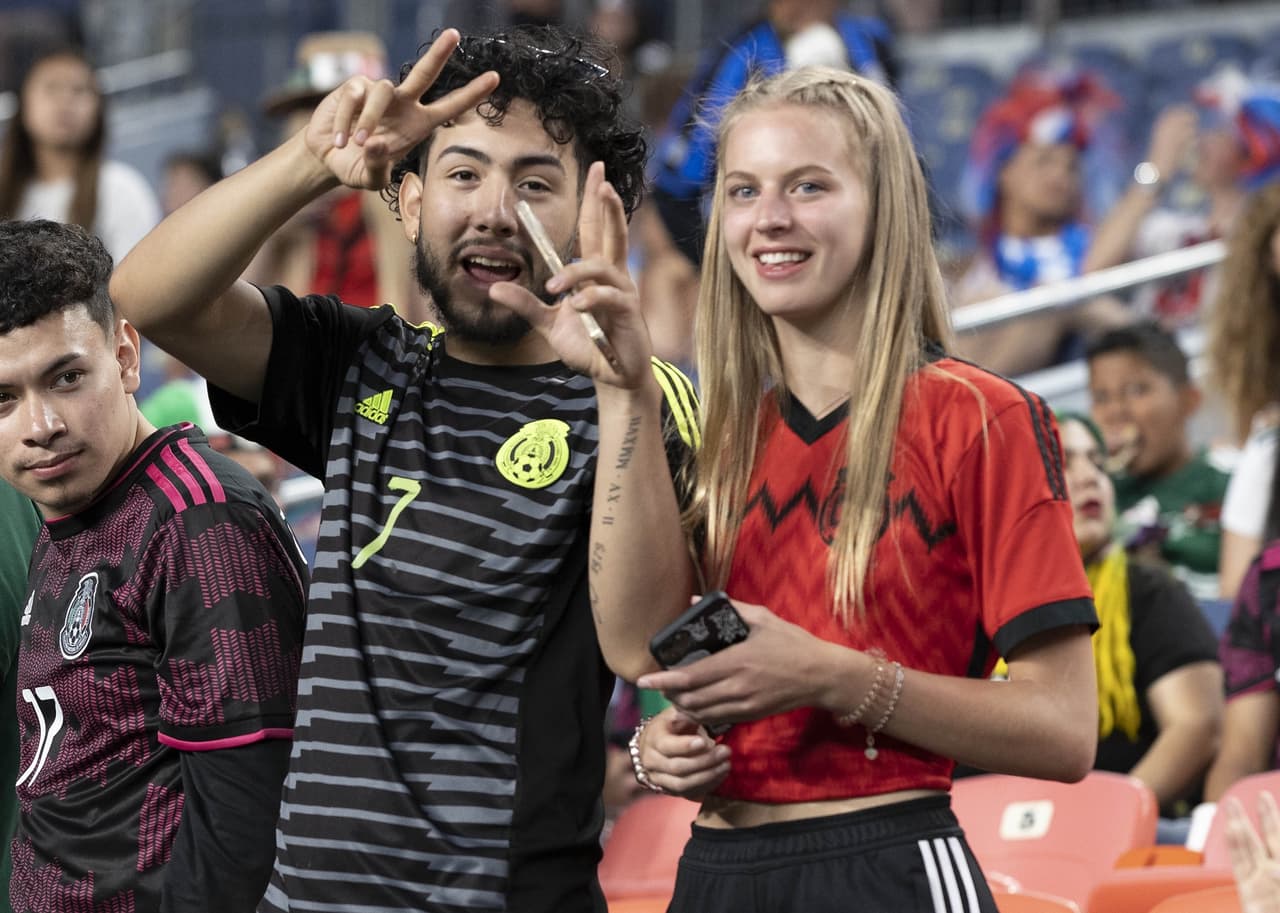 Mexicanos y costarricenses apoyan a sus selecciones en el duelo de semifinales entre el Tri y los Ticos.