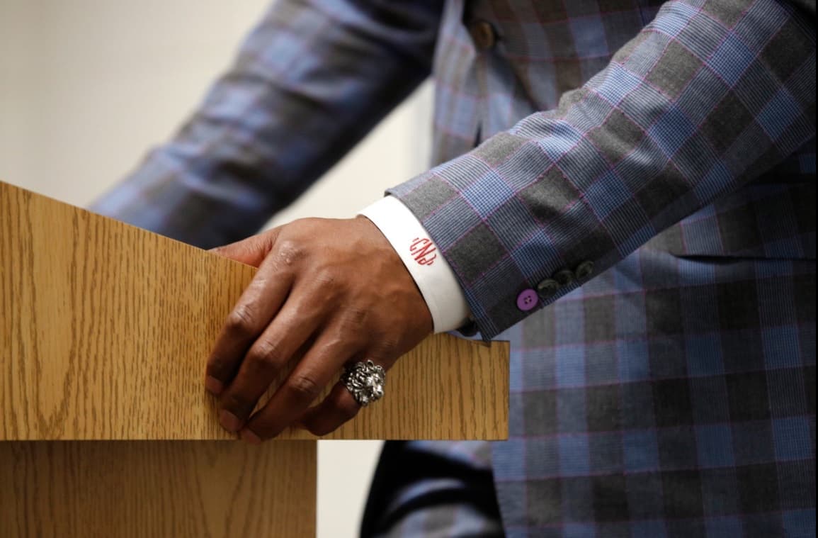 <b>Cam</b>eron Jerrell
<b>Newton</b> celebra su cumpleaños número 28 este 11 de mayo y por ello quisimos mostrar cómo ha ido cambiando su
<i>look</i> durante las seis temporadas que lleva en la NFL. El quarterback de los
<b><a href="http://www.univision.com/deportes/nfl/carolina-panthers">Carolina Panthers</a></b> ha sorprendido en casi todas sus conferencias de prensa pues no escatima al momento de presentarse en público.