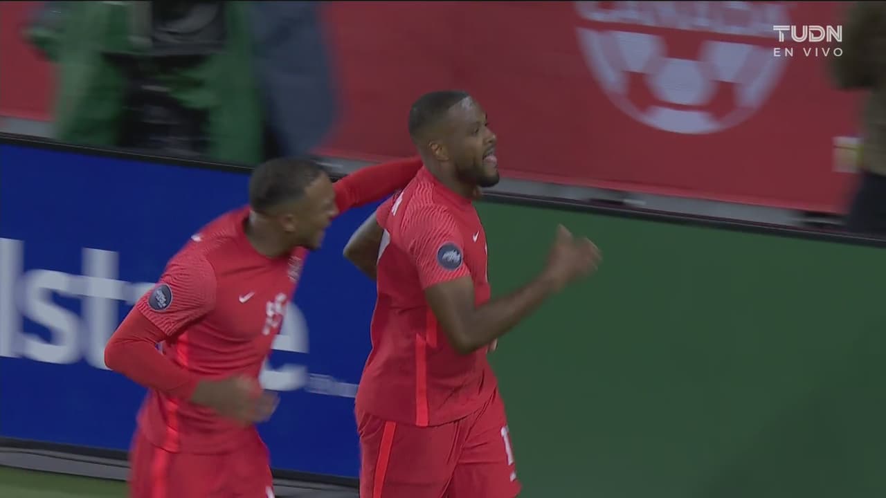 ¡Doblete! Larin remata solo en el área chica para el 2-0 de Canadá