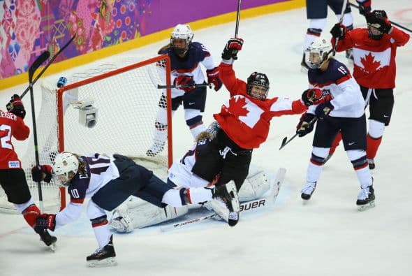 Marie-Philip Poulin logró anotar el gol de oro que le dio la victoria a Canadá en la final del hockey femenino en Sochi 2014 ante los EEUU.
