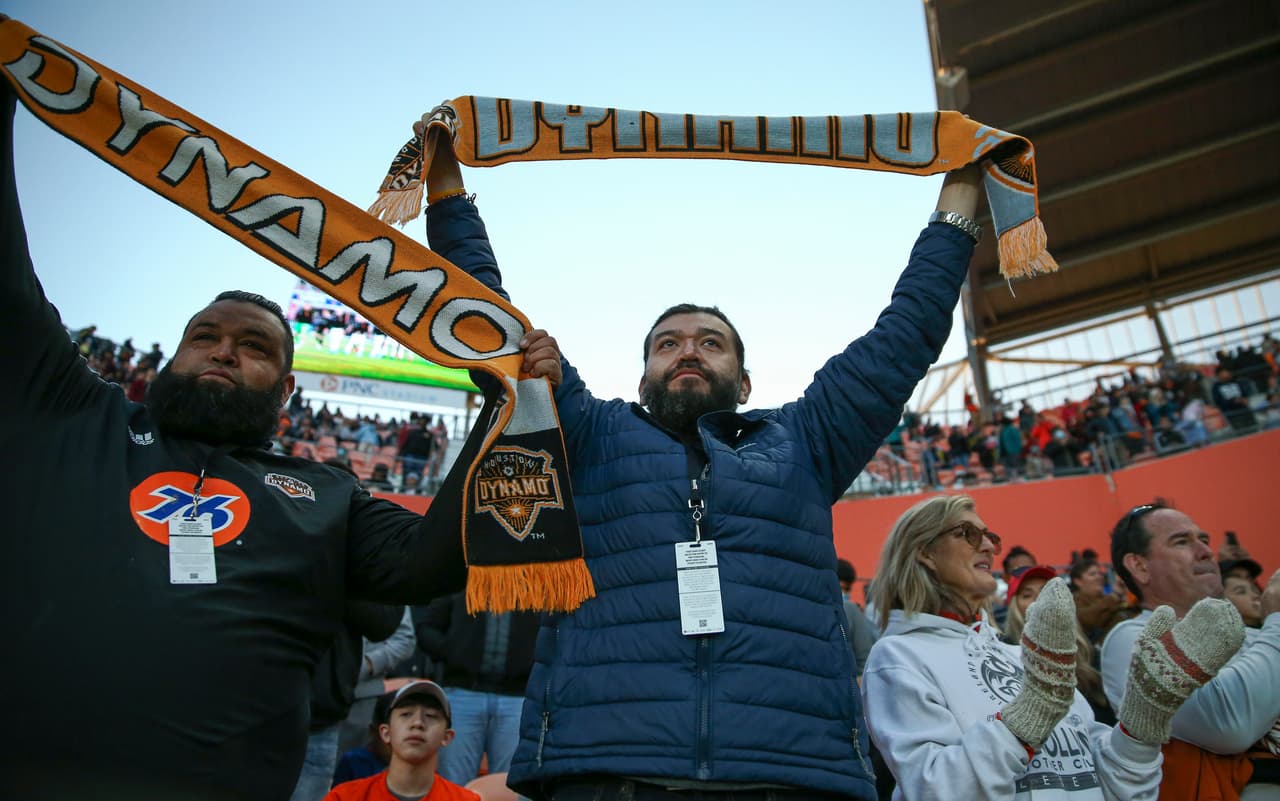 Color naranja-Dynamo en el PNC Stadium de Houston.
<br>