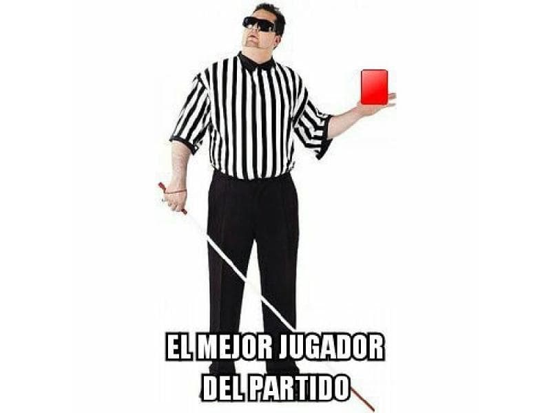 Los fanáticos hicieron bromas tras la polémica victoria del Barça sobre el Atlético luego de que Fernando Torres anotara el gol rojiblanco para luego ser expulsado y dejara a su equipo con un hombre menos para que Luis Suárez se vistiera de héroe marcando dos goles en el Camp Nou.