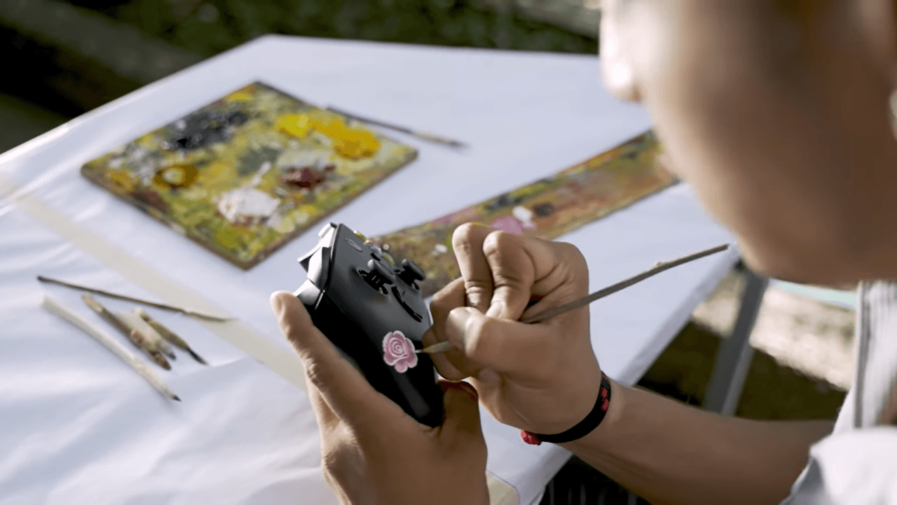 Los habitantes de aquí decoran sus piezas con pinturas de óleos conseguidos en la naturaleza y los elementos que tiene el control son flores, hojas y rosas; le llaman rameado.
