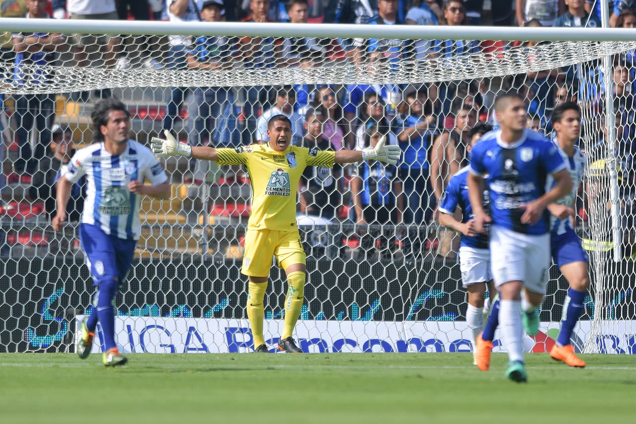 Y cinco minutos después 'Poncho' Blanco salvó a Pachuca con enorme atajada tras un cabezazo de Britos.
<br>