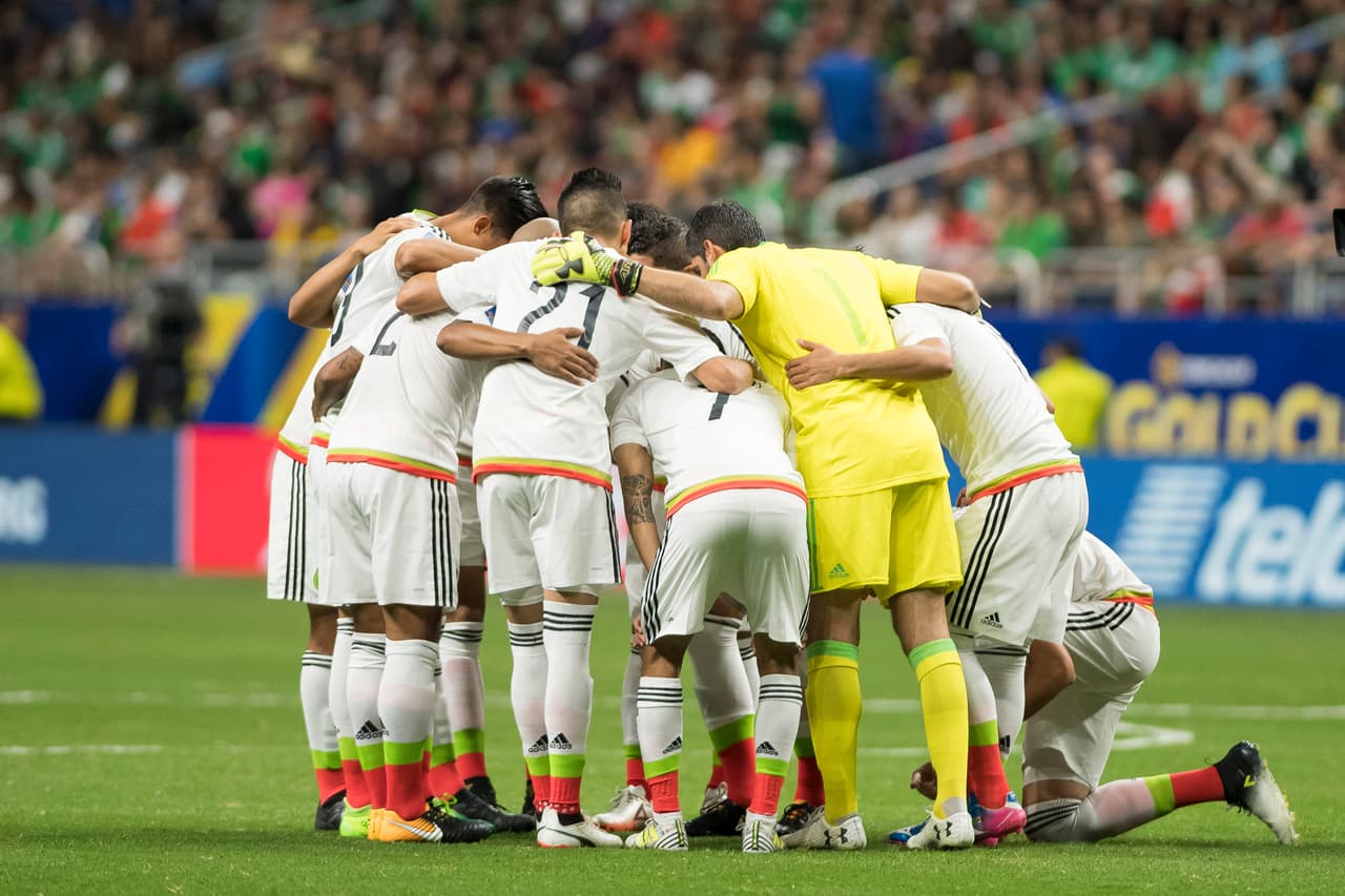 La piña antes de iniciar el partido y todas las ganas puestas para confirmar al
<i>Tri </i>como líder del Grupo C.