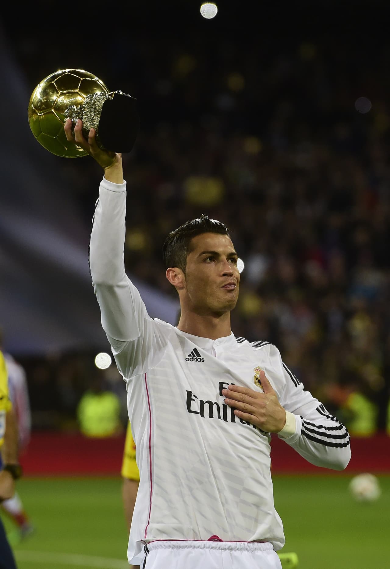 Cristiano Ronaldo lideró una ayuda al pequeño Erik Ortíz en el año 2014, quien sufría de displasia cortical y requería de una costosa cirugía.