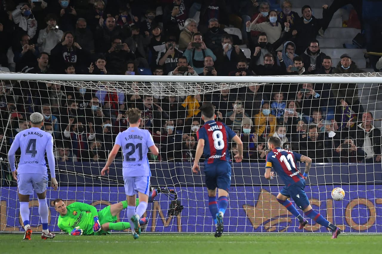 Barcelona venció al Levante con anotaciones de Pierre-Emerick Aubameyang, Pedri y Luuk de Jong; por los locales marcaron Morales y Melero, ambos por la vía del penal. Si bien anotaron dos tantos desde los 11 pasos, los granotas falllaron uno.