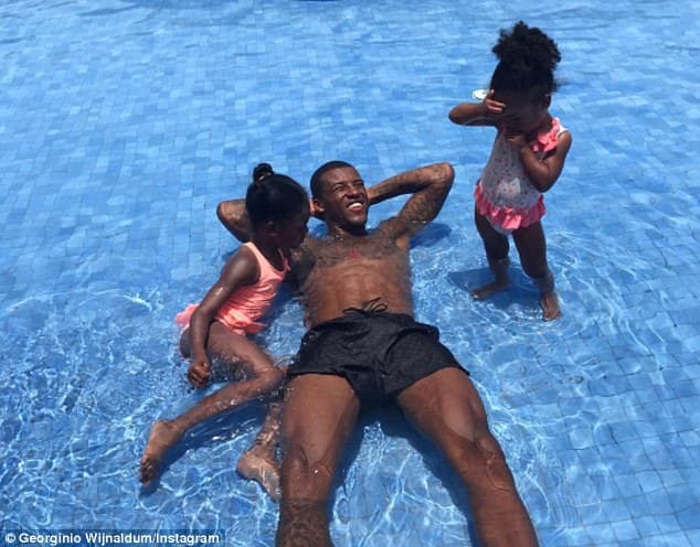 Georgino es un hombre de familia. Procura estar con su esposa y sus hijos en su tiempo libre.