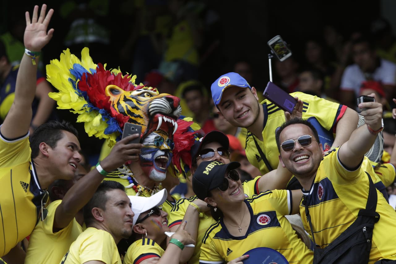 El partido ante Bolivia también fue una oportunidad para que los aficionados compartieran entre amigos y familiares.