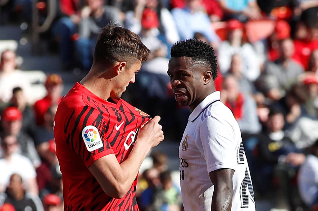 Vinicius provocó besándose el escudo y el capitán del Mallorca se vengó
