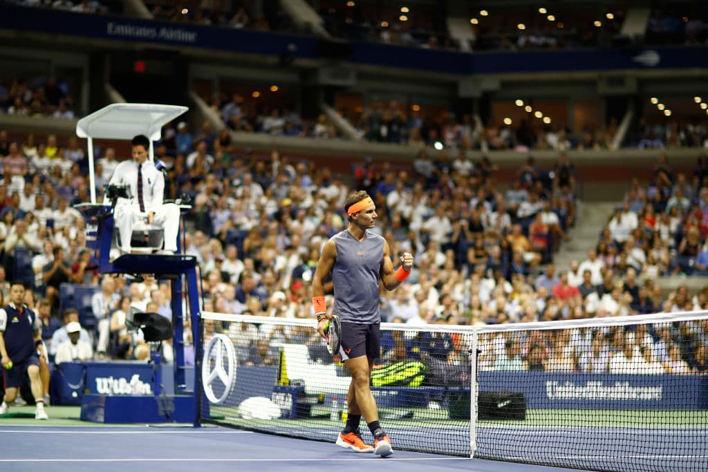 Y tras 4 horas y 49 minutos de partido, Rafael Nadal eliminó en cinco sets (0-6, 6-4, 7-5, 6-7 y 7-6) a un valiente Dominc Thiem en un partidazo que acabó pasadas las 2 de la mañana de Nueva York.