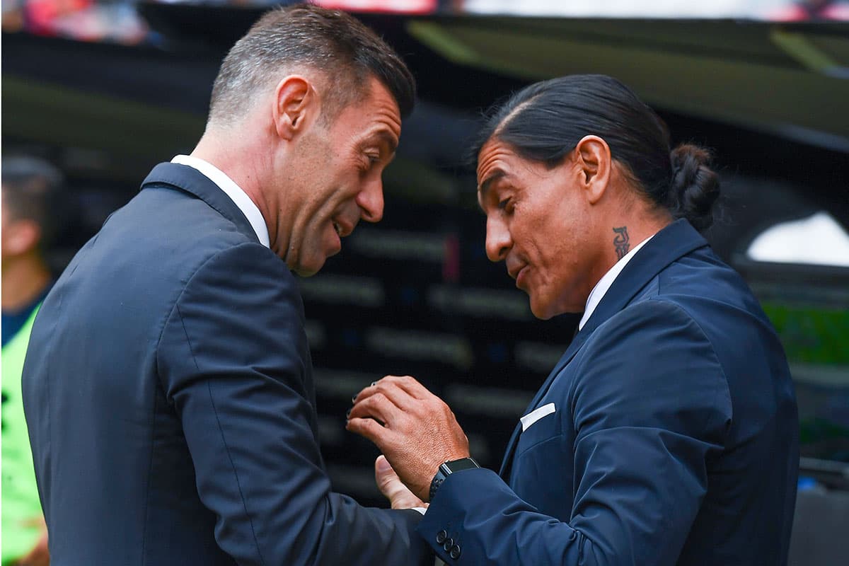 El saludo entre los técnicos, Pedro Caixinha de Cruz Azul (izquierda) y Francisco Palencia de Lobos BUAP (derecha).