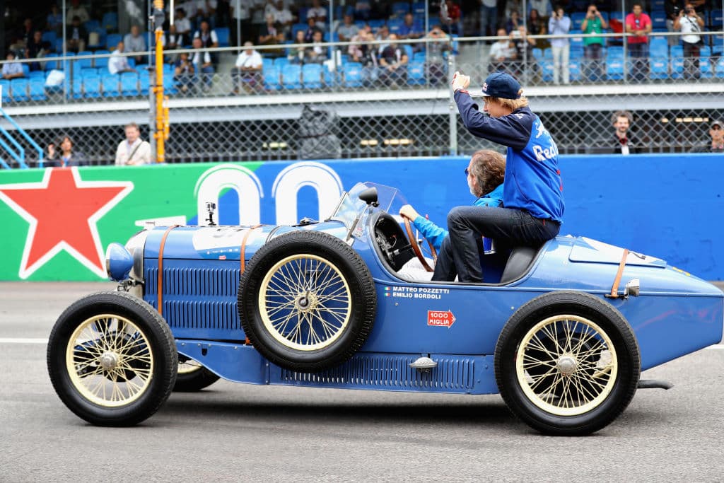 La llegada de los pilotos en carros antigüos fue otro de los hechos que, si bien ha estado en varias de las carreras, es llamativo.