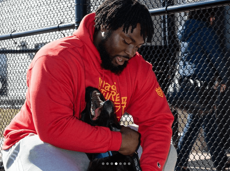 Jugador de los Chiefs paga cuota de adopción para 108 perros