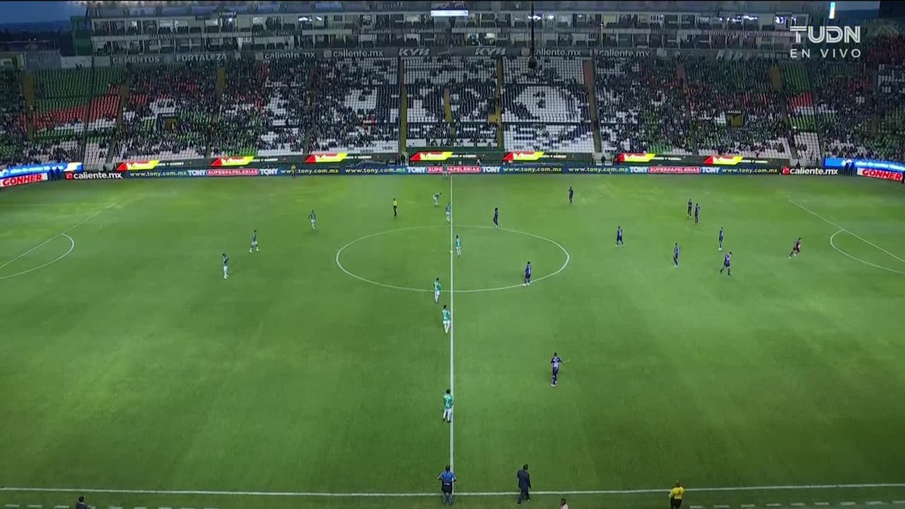 Arranca el partido y la pelota está en juego.