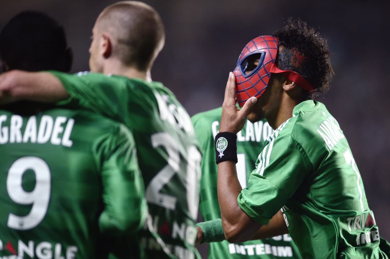 Sin embargo, el inicio de todo fue en la Ligue 1 de Francia cuando jugaba para el Saint-Etienne con esta máscara de Spiderman, no tan elaborada pero igual de festiva para sus goles.