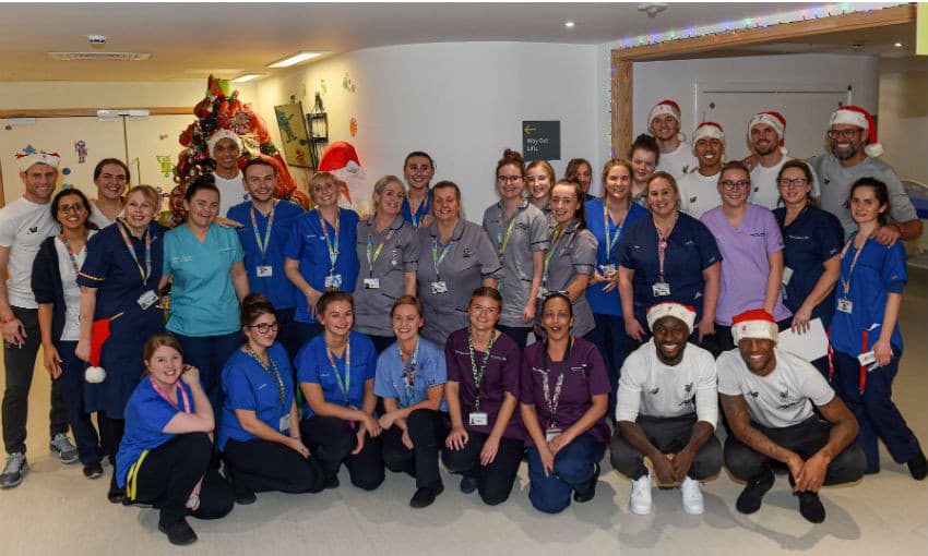 Integrantes del campeón de Europa convivieron y regalaron sonrisas a niños del hospital Alder Hey de Liverpool.