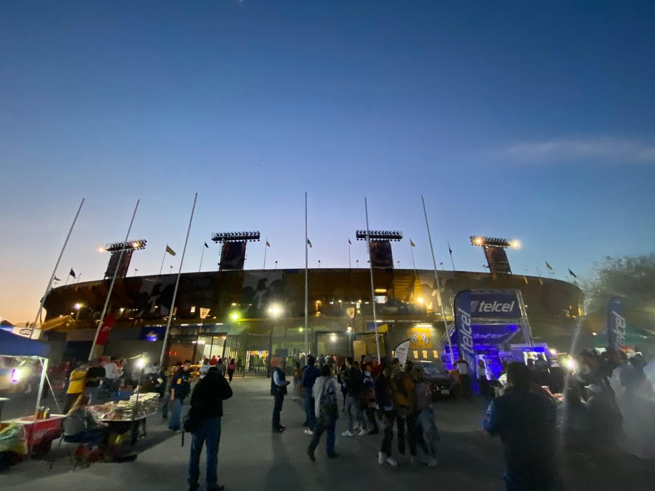 Asi llegan los aficionados al Estadio Universitario para el duelo de felinos en esta Jornada 8 de la Liga MX.