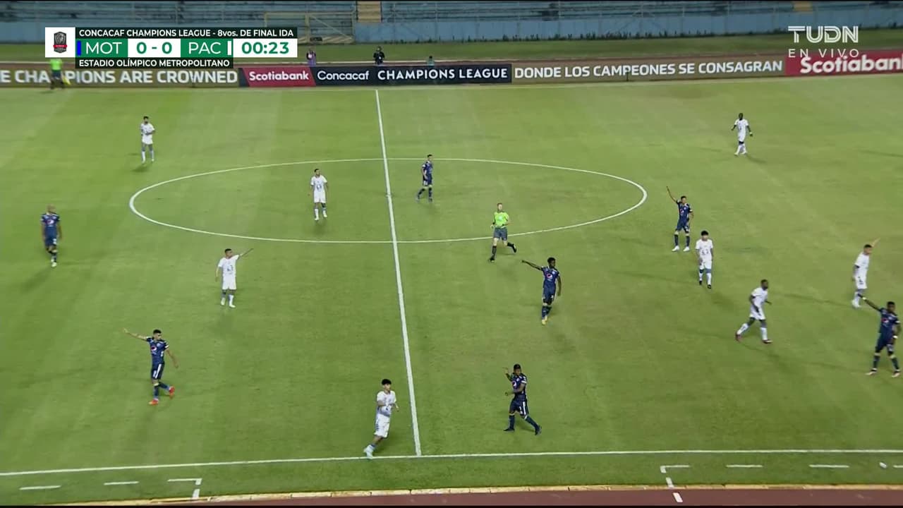 Arranca el partido y la pelota está en juego.