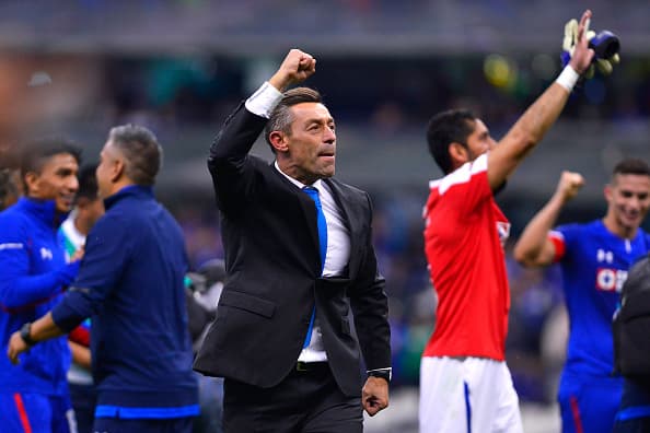 Se reunió con los jugadores en el centro del terreno de juego para compartir este magnífico momento con la afición cementera.