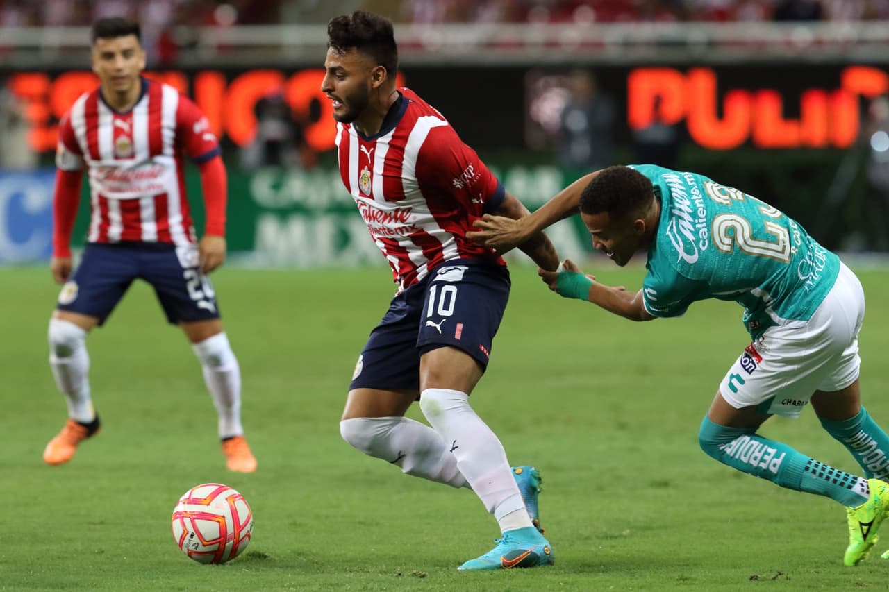 Chivas sigue sin ganar en el Apertura 2022 y ahora fue víctima de un arbitraje muy polémico y con el VAR que de poco ayudó a un partido que terminó con 10 hombres y ante un León que tampoco supo competir en los últimos minutos.