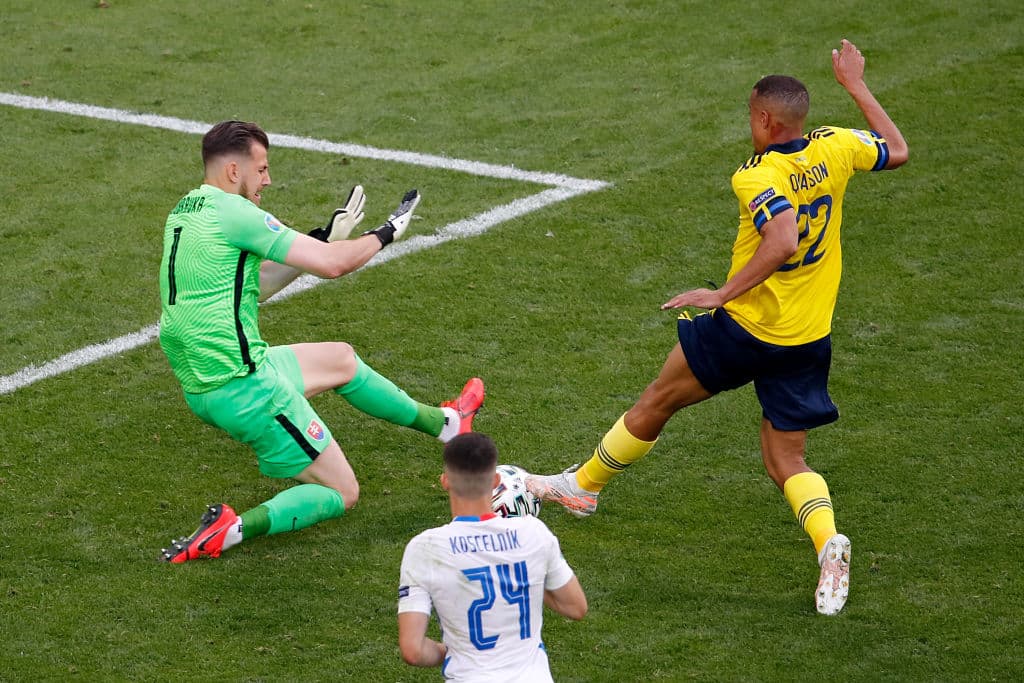 El solitario gol de Emil Forsberg desde los once pasos le da la victoria 1-0 a Suecia sobre Eslovaquia y los suecos comienzan a pensar en la fase eliminatoria.