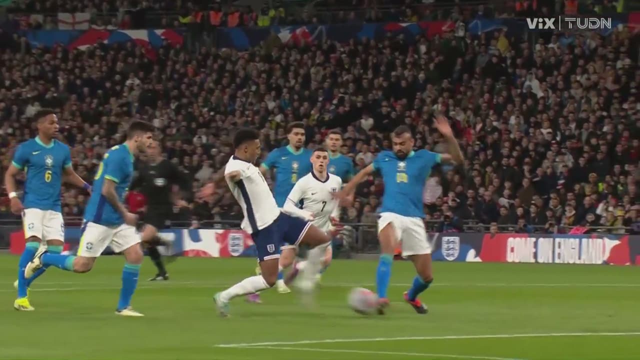 ¡Inglaterra responde con un disparo de Watkins que pasa arriba el arco!