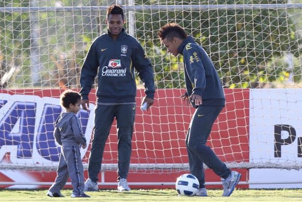 Pero el goleador del Santos prefirió jugar con Robinho y con un pequeño visitante.