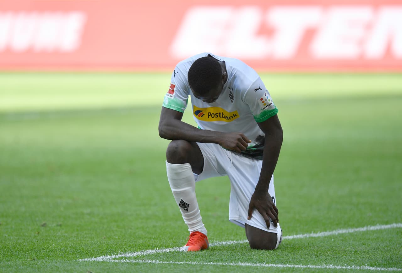 El futbolista del Borussia Mönchengladbach, Marcus Thuram, así festejó hincándose a modo de protesta por el asesinato a George Floyd en Estados Unidos.