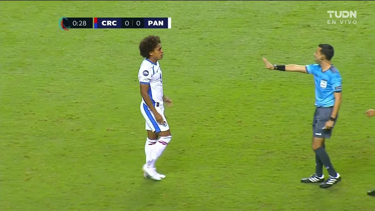 Arranca el partido y la pelota está en juego.