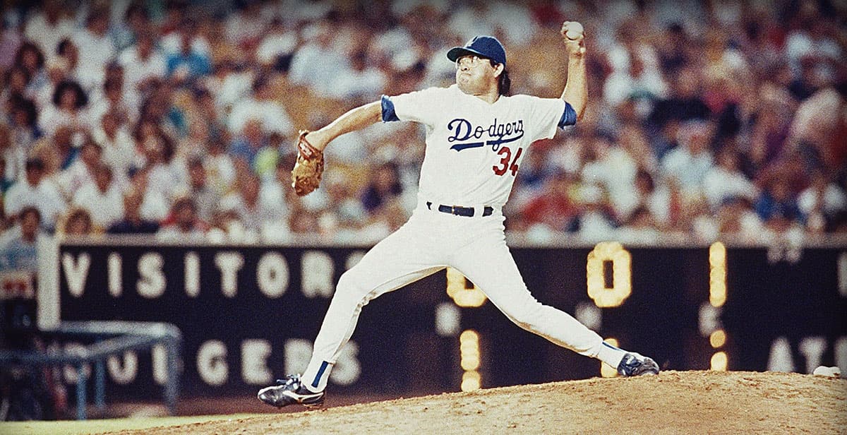 El pitcher de Los Angeles Dodgers, Fernando Valenzuela, lanza en s camino al partido sin hit ni carrera contra los St. Louis Cardinals en el Dodger Stadium el viernes 29 de junio de 1990 en California y el partido terminó 6-0 en favor de los locales.