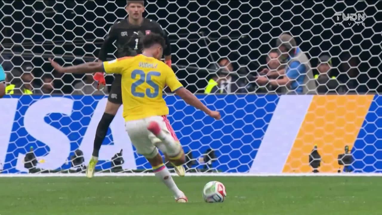 ¡La hormiga se la desvió! Luis Suárez falla una clara para Colombia