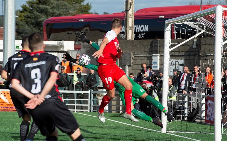 Sevilla no muestra piedad y vence 5-0 a Escobedo y avanza a la siguiente ronda en la Copa del Rey. Javier Hernández sólo jugó 15 minutos.