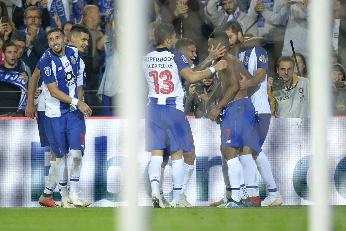Héctor Herrera (izquierda) y José Manuel 'Tecatito' Corona fueron de la partida. Aquí tdos celebran el gol de Hernani (derecha) para el 1-0 al minuto 74.