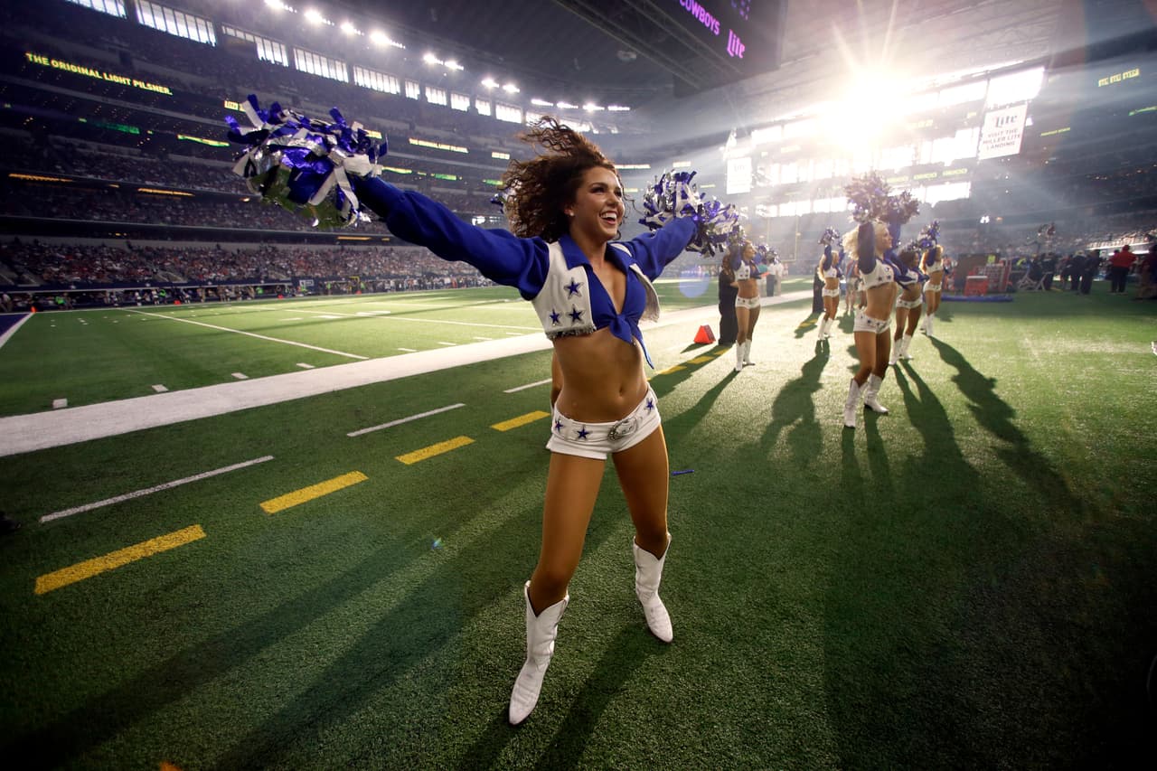 La belleza de las porristas y su mezcla con la sensualidad y alegría son un condimento clave para encender la fiesta de la NFL, que vivió su novena semana de competencia.