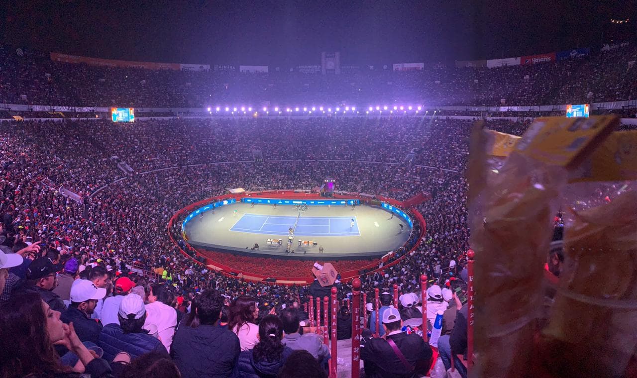 Hay de todo y para todos en las inmediaciones de la Monumental: chistorra, paella, juegos, souvenirs... ¡el ambiente es insuperable!