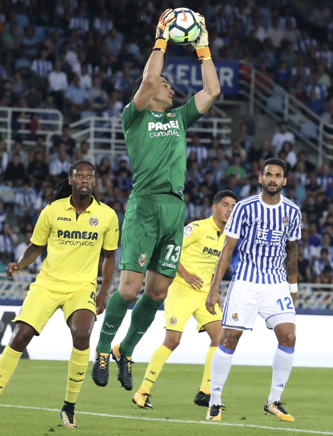 Andrés Fernández, portero del Villarreal, en pocos minutos ya era protagonista del partido antes las llegadas de la Real.