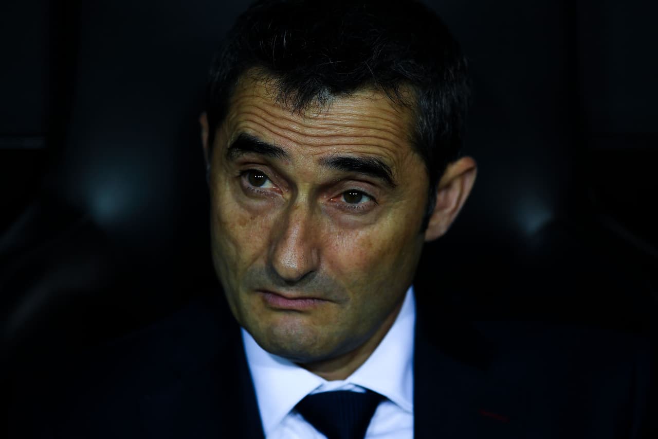 VALENCIA, SPAIN - NOVEMBER 26: Head coach Ernesto Valverde of FC Barcelona looks on during the La Liga match between Valencia and Barcelona at Mestalla stadium on November 26, 2017 in Valencia, Spain. (Photo by David Ramos/Getty Images)