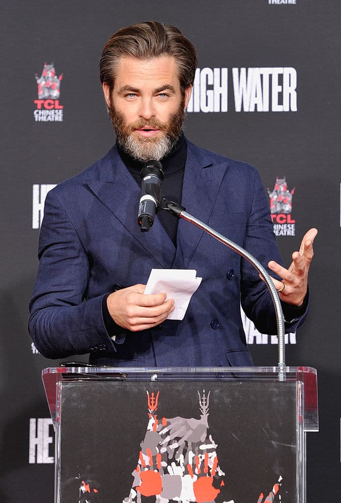 Para solucionar el problema, además de un asunto personal, el capitán Kirk encabeza una incursión a un planeta en guerra para capturar a un hombre que es un arma de destrucción masiva.
<br>