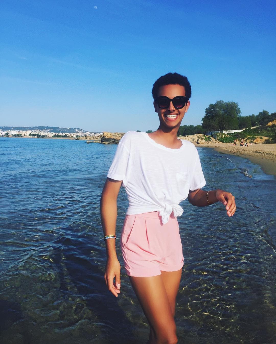 Ella nació en Dubái, se crió en Dallas y ahora vive en Nueva York.