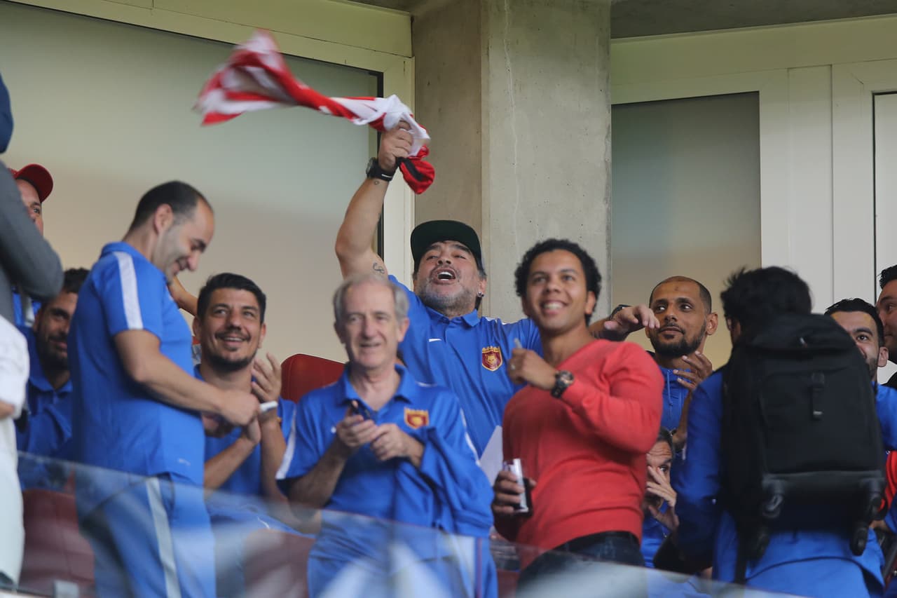 Un emocionado Maradona se convirtió en el fan del Chucky desde las tribunas.