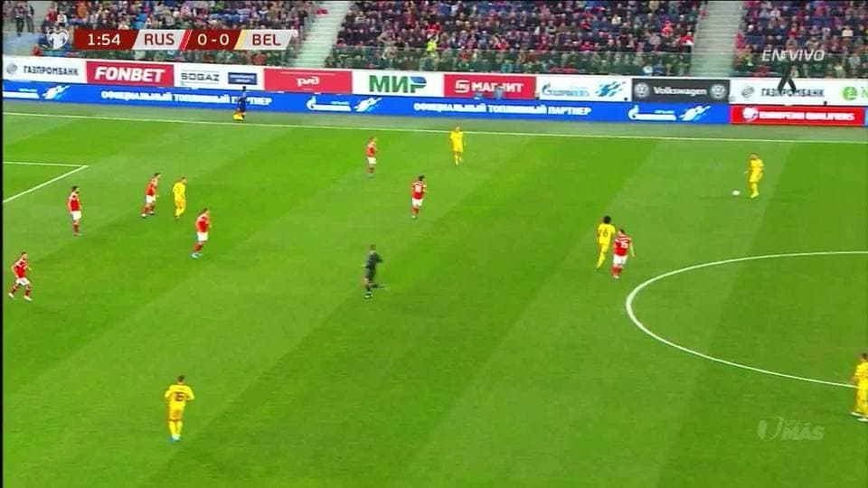 Tarjeta amarilla. El árbitro amonesta a Sergey Petrov de Russia