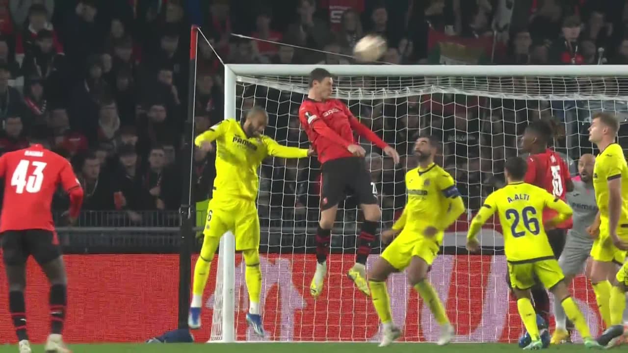 ¡TIRO ATAJADO! disparo por Nemanja Matic.